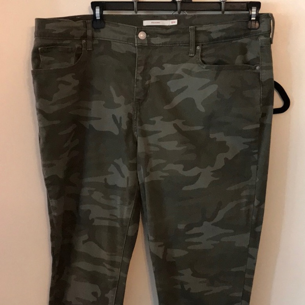 Women’s Levi’s Cameo 711 Skinny Jeans with matching T Shirt